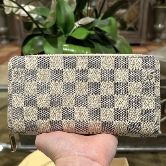 Louis Vuitton Damier Azur Zippy Wallet - Picture 5 of 12